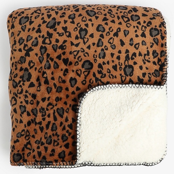 Other - 🧡 Leopard Heart Print Sherpa Blanket – Cozy Throw 🧡
